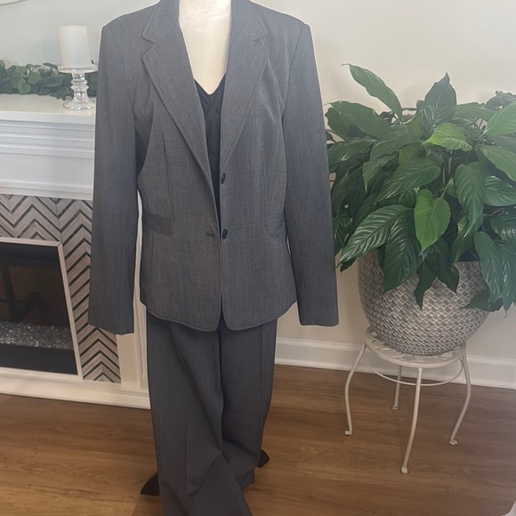 Women’s Gray Suit with Sleeveless Top - Picture 1 of 4